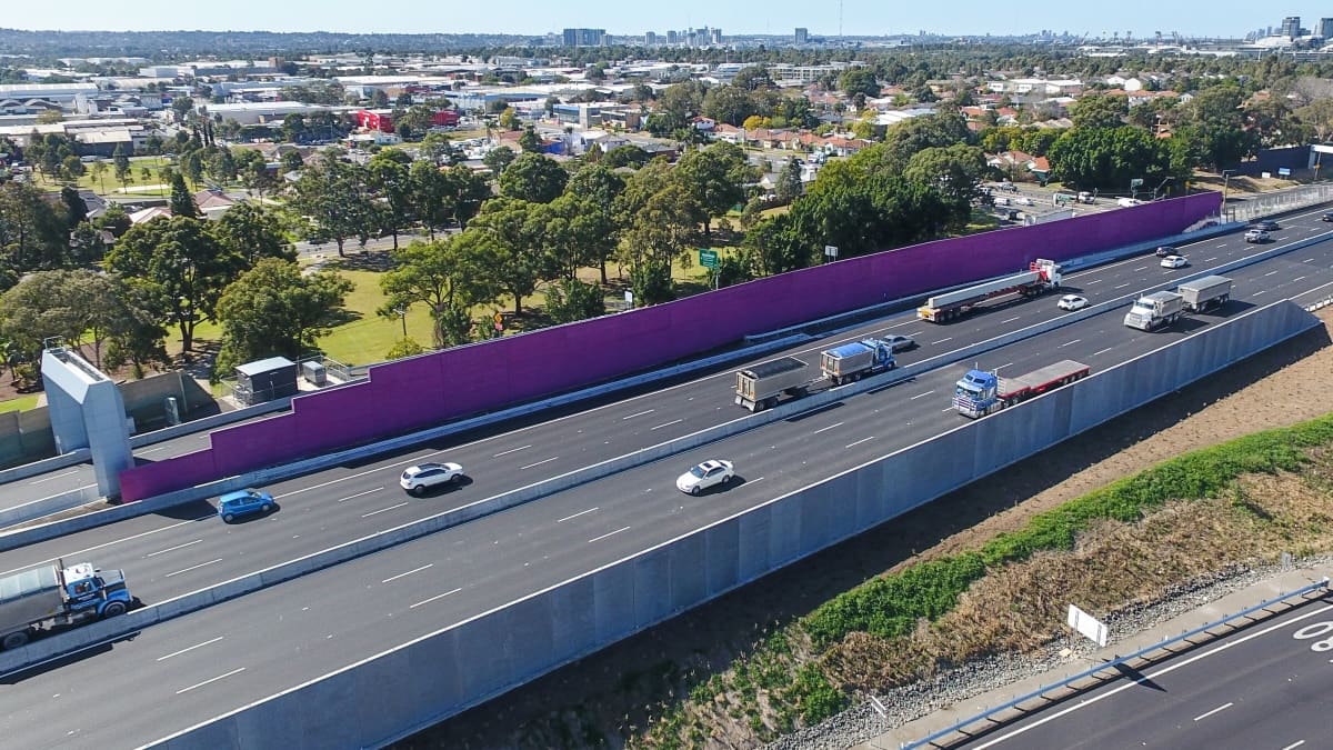 Colours and patterns on Hebel noise walls provide a sense of place for motorists